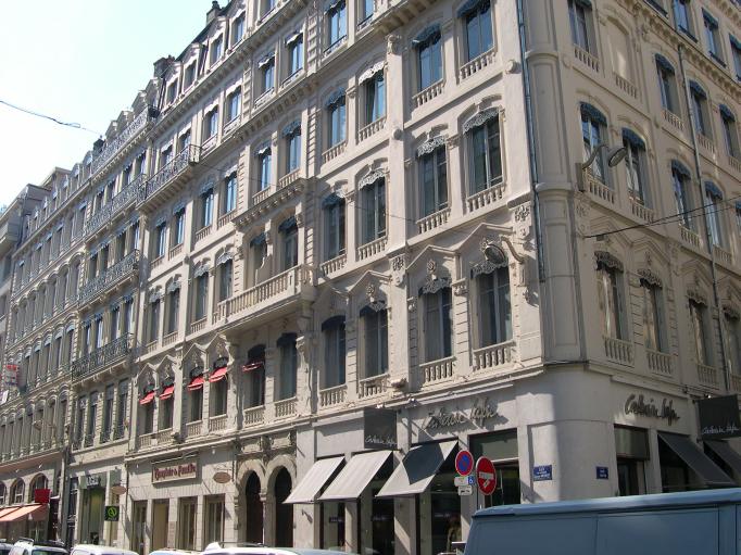  Façade d'immeuble en pierres de taiile, rue Edouard Herriot